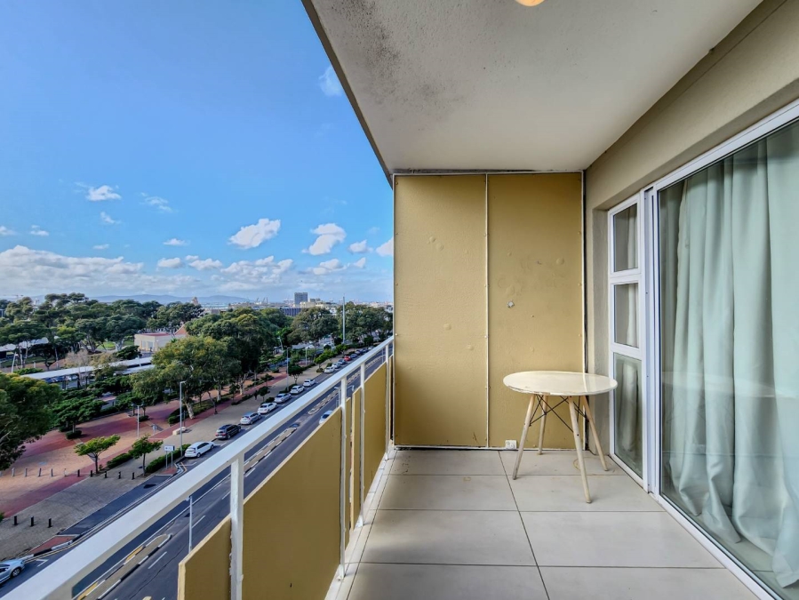To Let 2 Bedroom Property for Rent in Green Point Western Cape